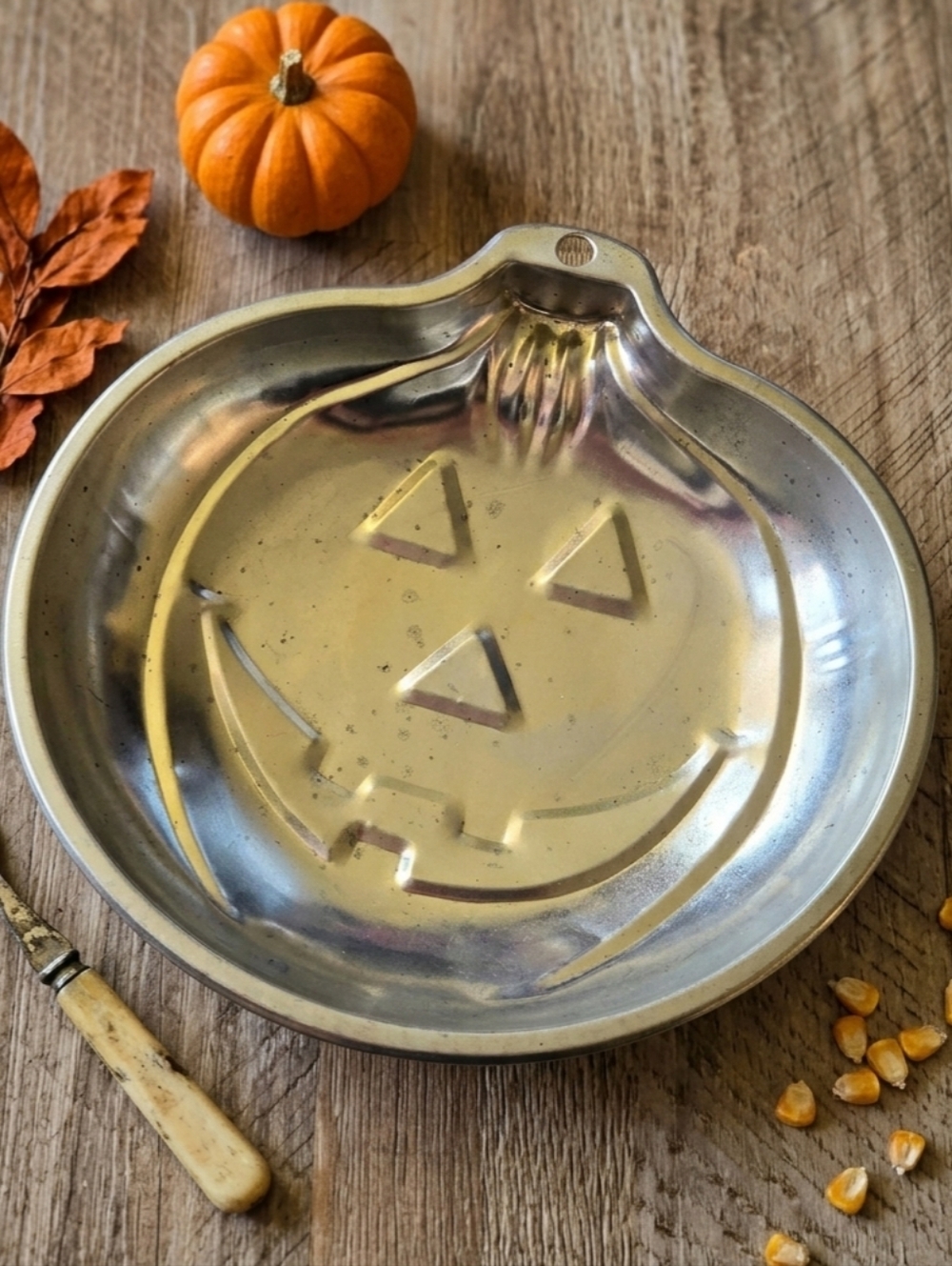 Vintage 1975 Jack O Lantern Pumpkin Aluminum Cake Pan Mold 9x9 Size